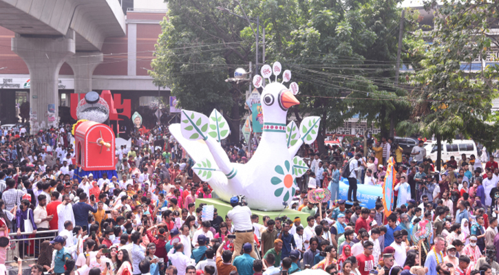 বর্ণিল শোভাযাত্রায় রঙিন নগরী